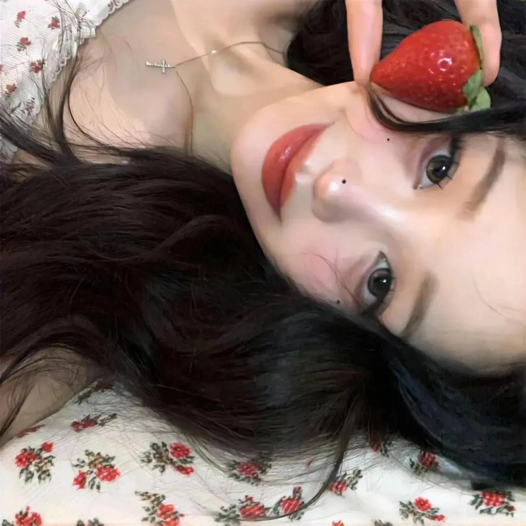 坐在酒吧里吃蛋糕